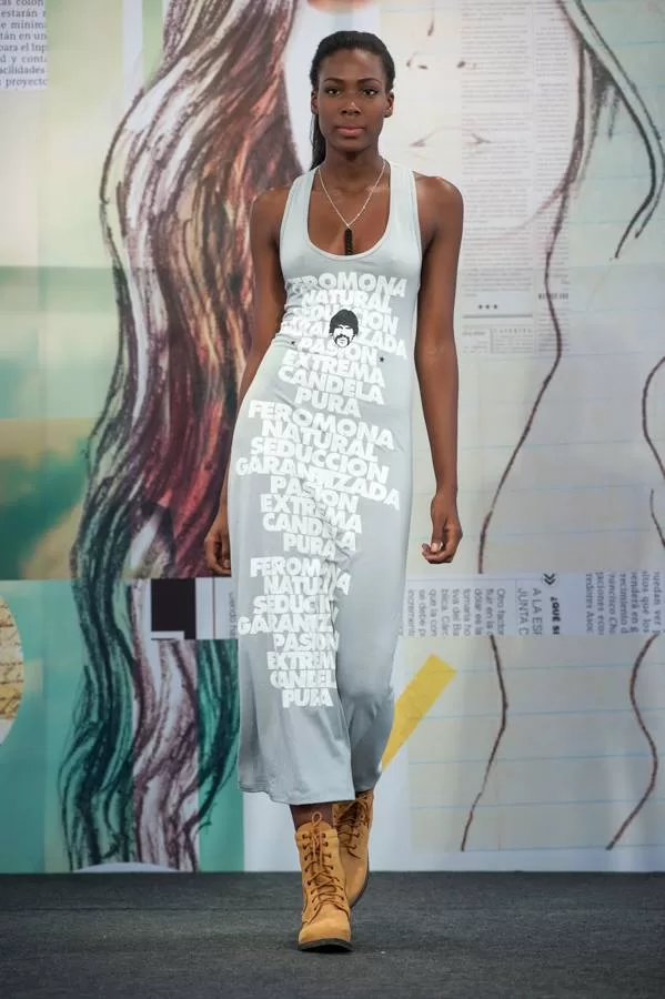 Modelo con vestido largo gris estampado con frases de Latin Lover y botas camel en El Cubo, Colombiamoda 2013