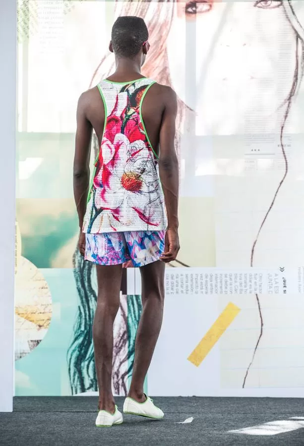 Modelo de espaldas con camisilla y short de estampado floral de Lolos Swimwear en El Cubo, Colombiamoda 2013