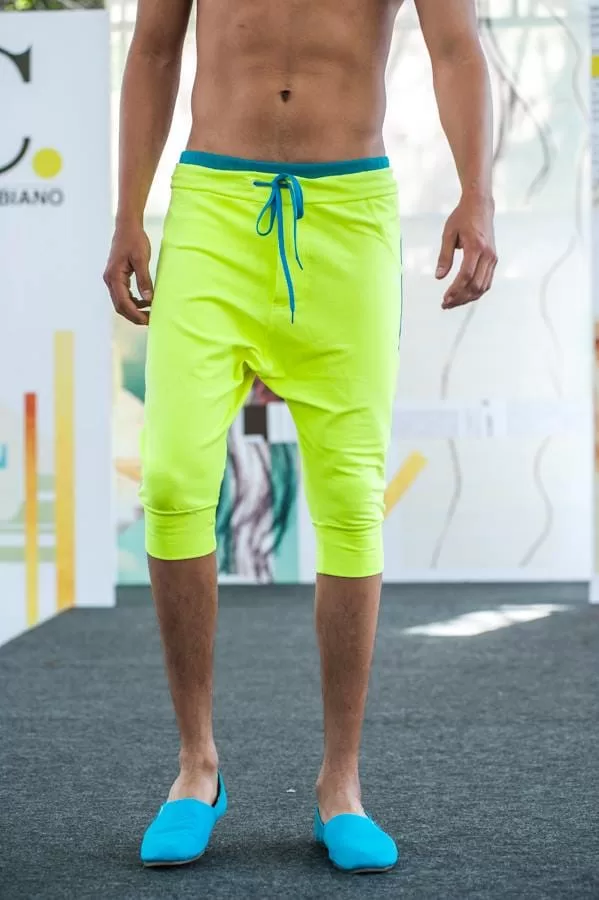 Detalle de pantalón pescador amarillo neón con cordón azul y mocasines turquesa de Lolos Swimwear en El Cubo