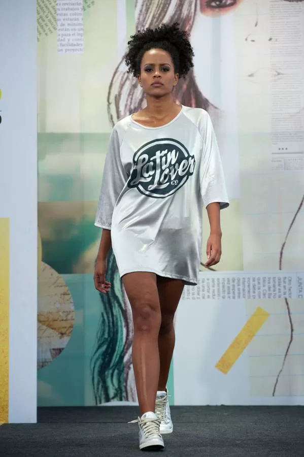 Modelo con camiseta larga plateada Latin Lover a modo de vestido en la pasarela de El Cubo, Colombiamoda 2013