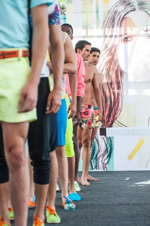 Fila de modelos con shorts de colores y tenis estampados en la pasarela de Lolos Swimwear en El Cubo, Colombiamoda 2013