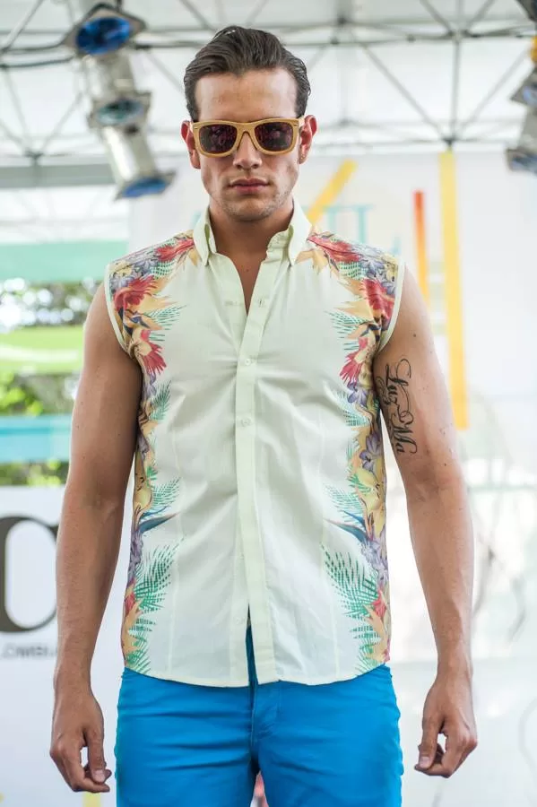 Primer plano de modelo con gafas y camisa sin mangas con estampado tropical de Lolos Swimwear en El Cubo