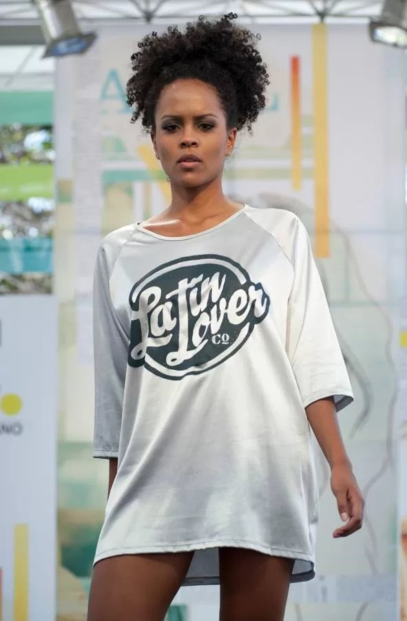 Modelo con camiseta blanca y plateada de manga tres cuartos con logo Latin Lover en El Cubo, Colombiamoda 2013