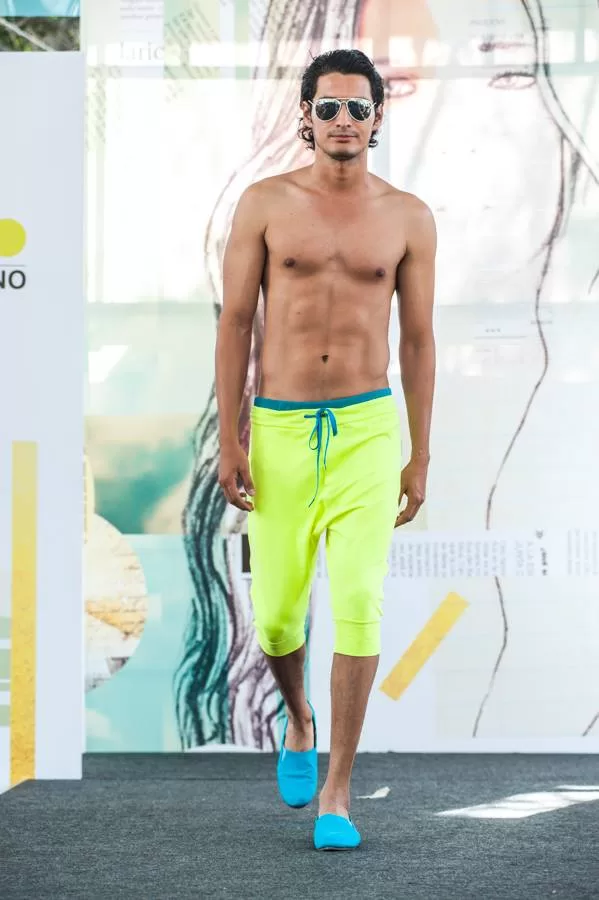 Modelo con gafas y pantalón pescador amarillo neón con cordón azul de Lolos Swimwear en El Cubo, Colombiamoda 2013