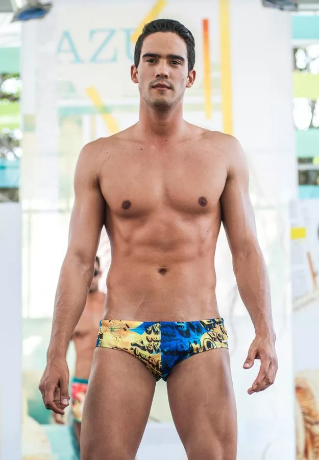 Modelo con traje de baño corto estampado de Lolos Swimwear en la pasarela Ikaro Sweet de El Cubo, Colombiamoda 2013