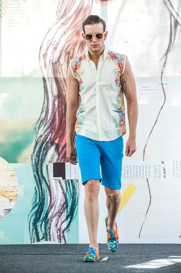 Modelo con camisa sin mangas estampada y short azul de Lolos Swimwear en la pasarela de El Cubo, Colombiamoda 2013