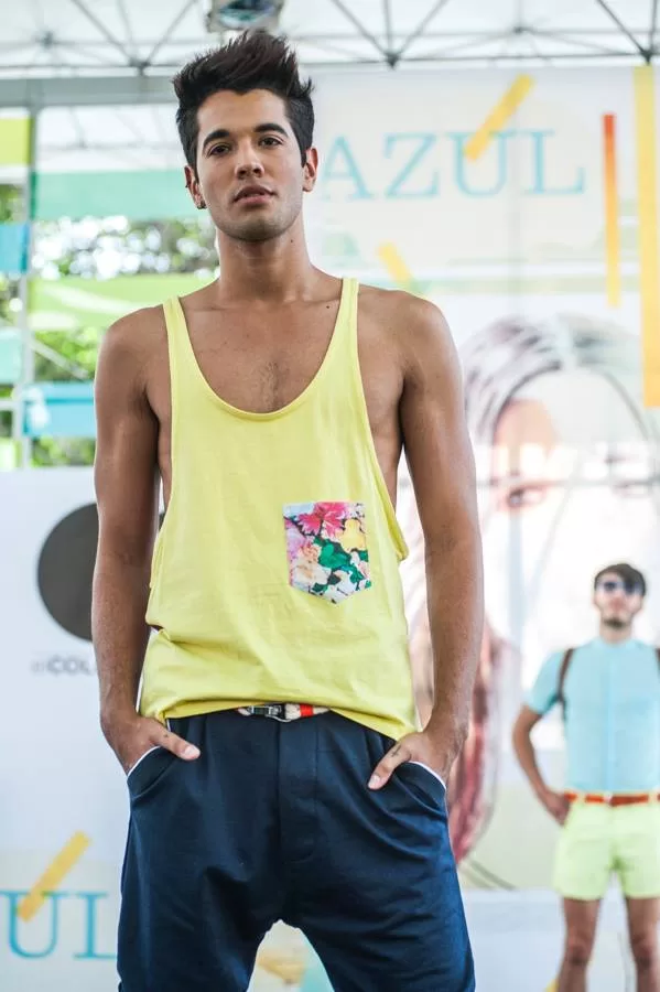 Primer plano de modelo con camisilla amarilla con bolsillo floral de Lolos Swimwear en El Cubo, Colombiamoda 2013