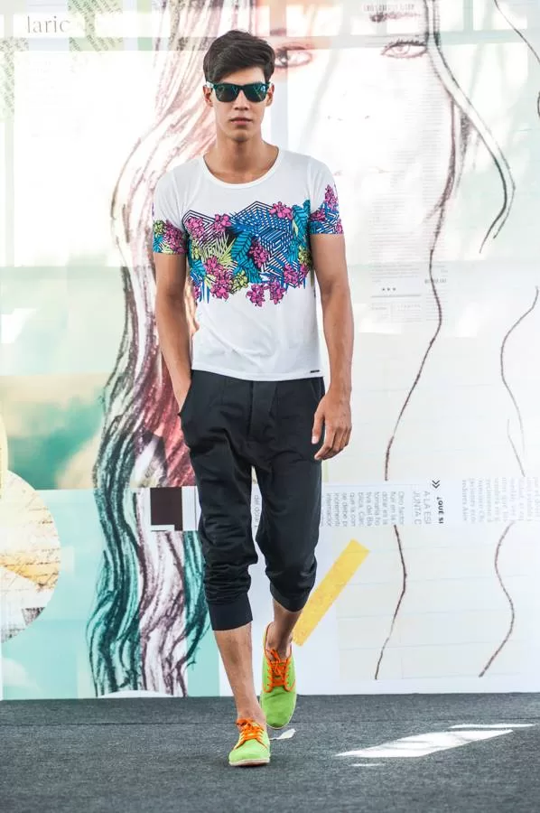 Modelo con camiseta blanca de estampado tropical y pantalón negro de Lolos Swimwear en El Cubo, Colombiamoda 2013