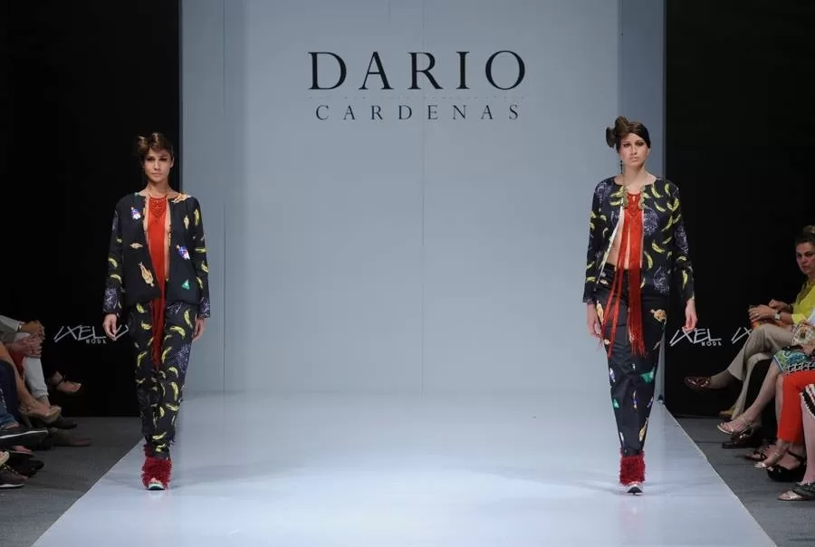 Dos modelos con chaquetas estampadas y detalles rojos abren la pasarela de Darío Cárdenas en Ixel Moda 2013