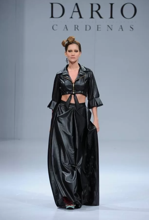 Modelo con crop top y falda larga de cuero negro de Darío Cárdenas en la pasarela de Ixel Moda 2013
