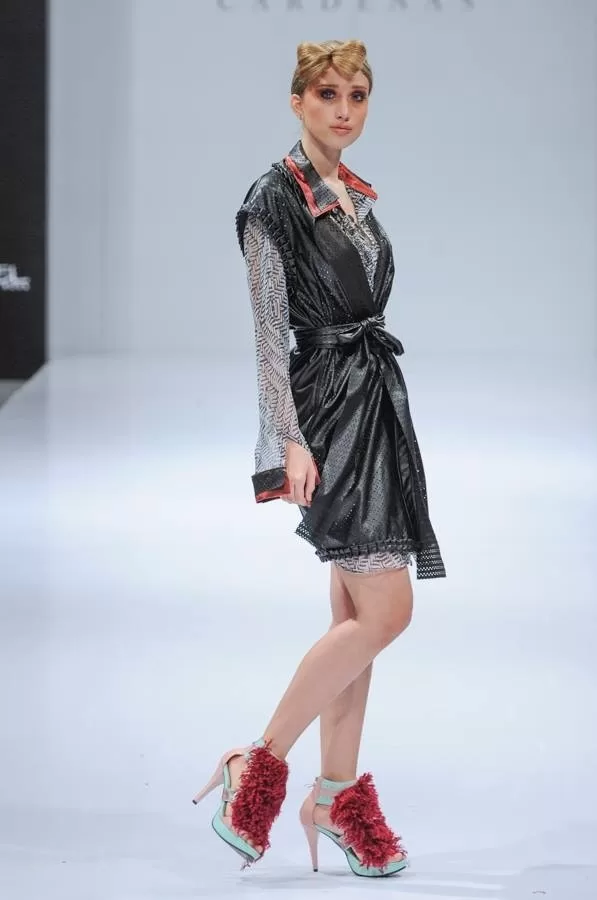 Modelo con vestido cruzado de cuero negro y mangas de encaje de Darío Cárdenas en Ixel Moda 2013