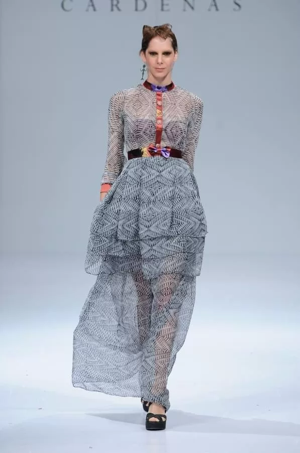 Modelo con vestido de encaje gris con transparencias y botones de colores de Darío Cárdenas en Ixel Moda