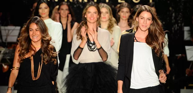Diseñadoras saludan con sus modelos al final de una pasarela de Colombiamoda 2013