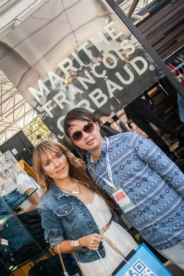 Dos asistentes posan bajo el letrero de Marithé + François Girbaud en Colombiamoda 2013