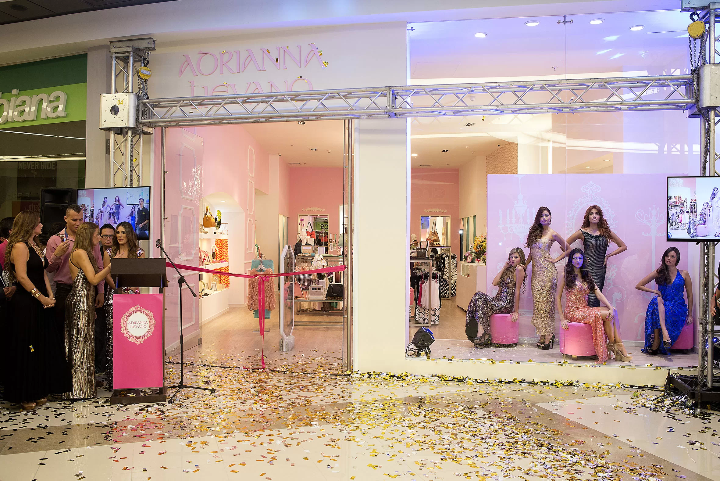 Fachada rosada de la tienda Adriana Liévano en Parque Caracolí con modelos en la vitrina tras la inauguración