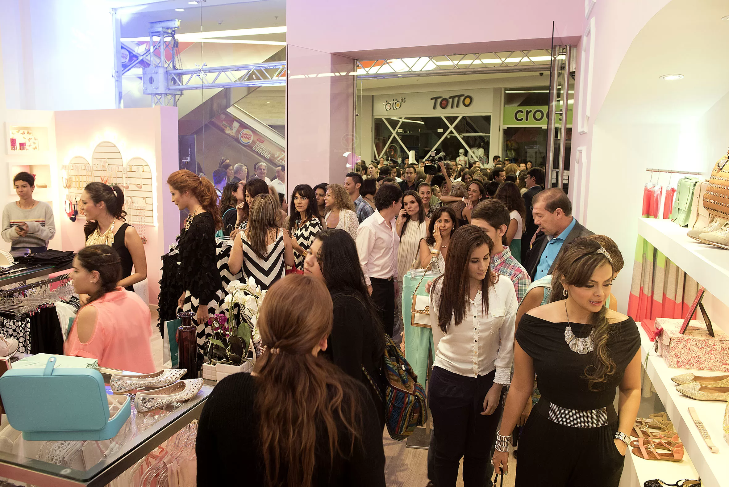 Invitadas conversan junto a la mesa de accesorios de la tienda Adriana Liévano durante la inauguración
