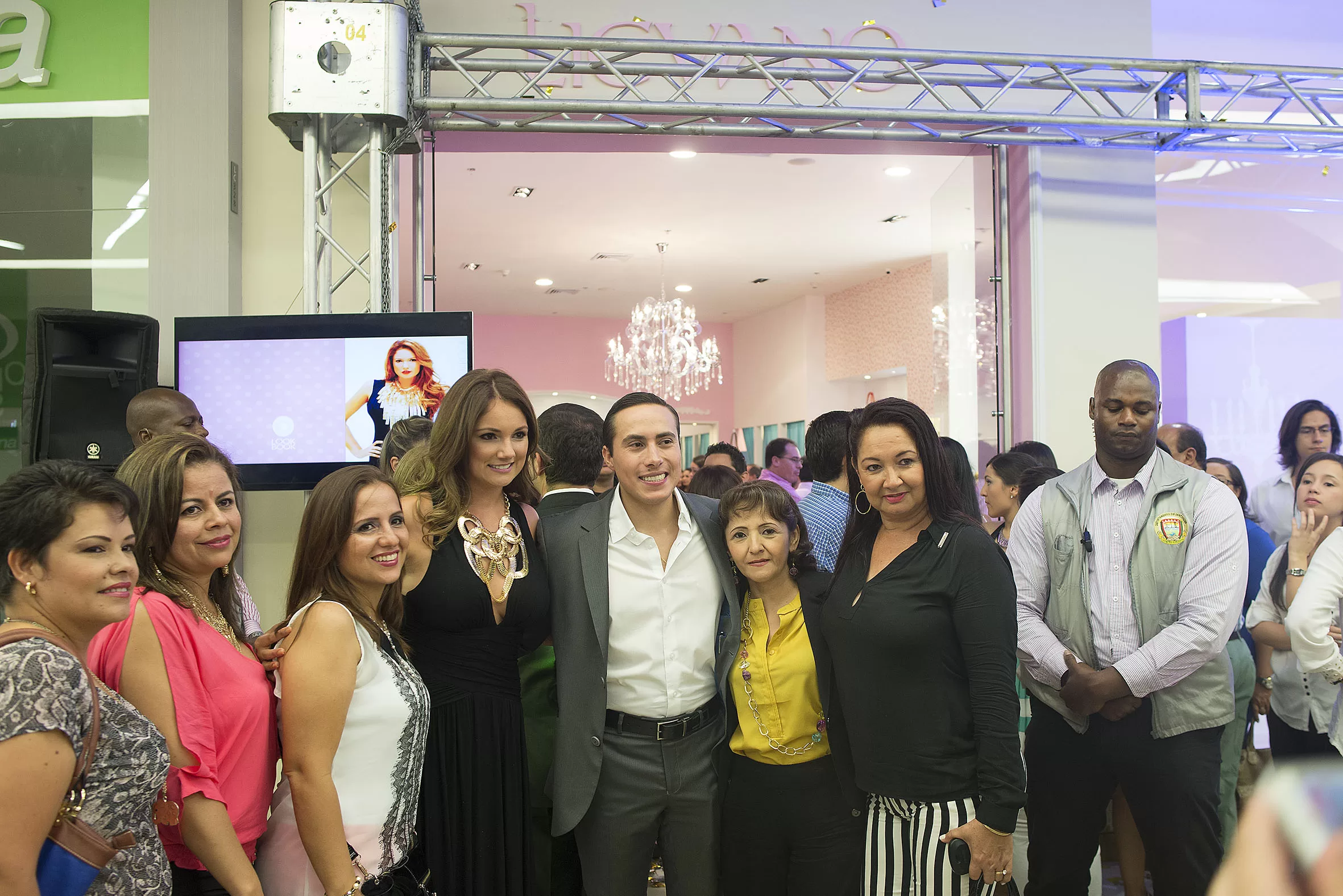Invitados posan frente a la vitrina de la tienda Adriana Liévano durante la noche de inauguración
