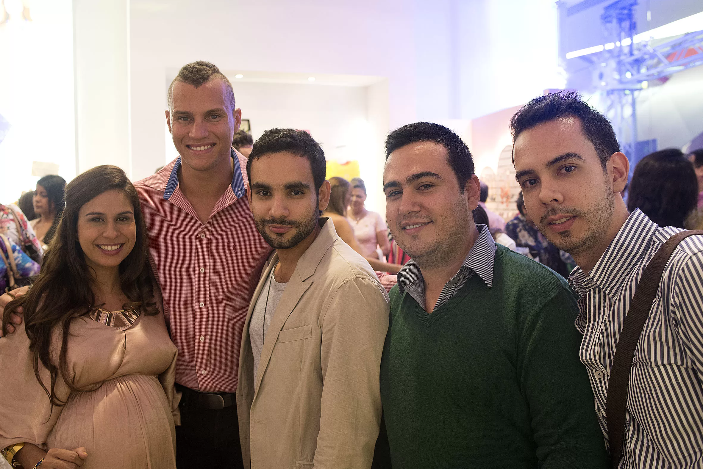 Cuatro invitados y una invitada embarazada posan en la inauguración de la tienda Adriana Liévano