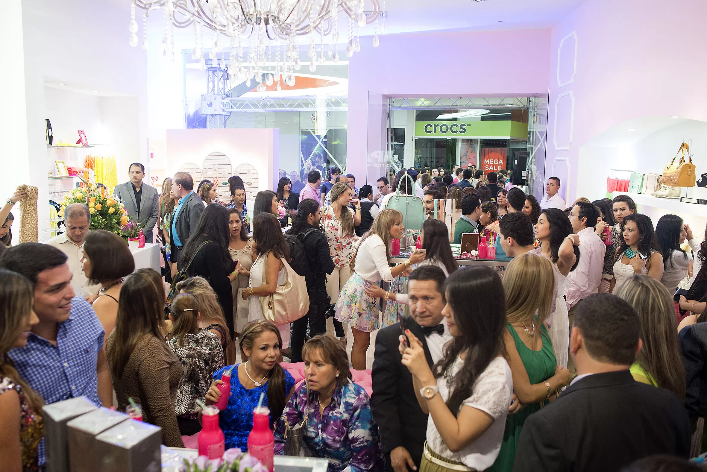 Vista general de la tienda Adriana Liévano con los invitados a la inauguración en Parque Caracolí