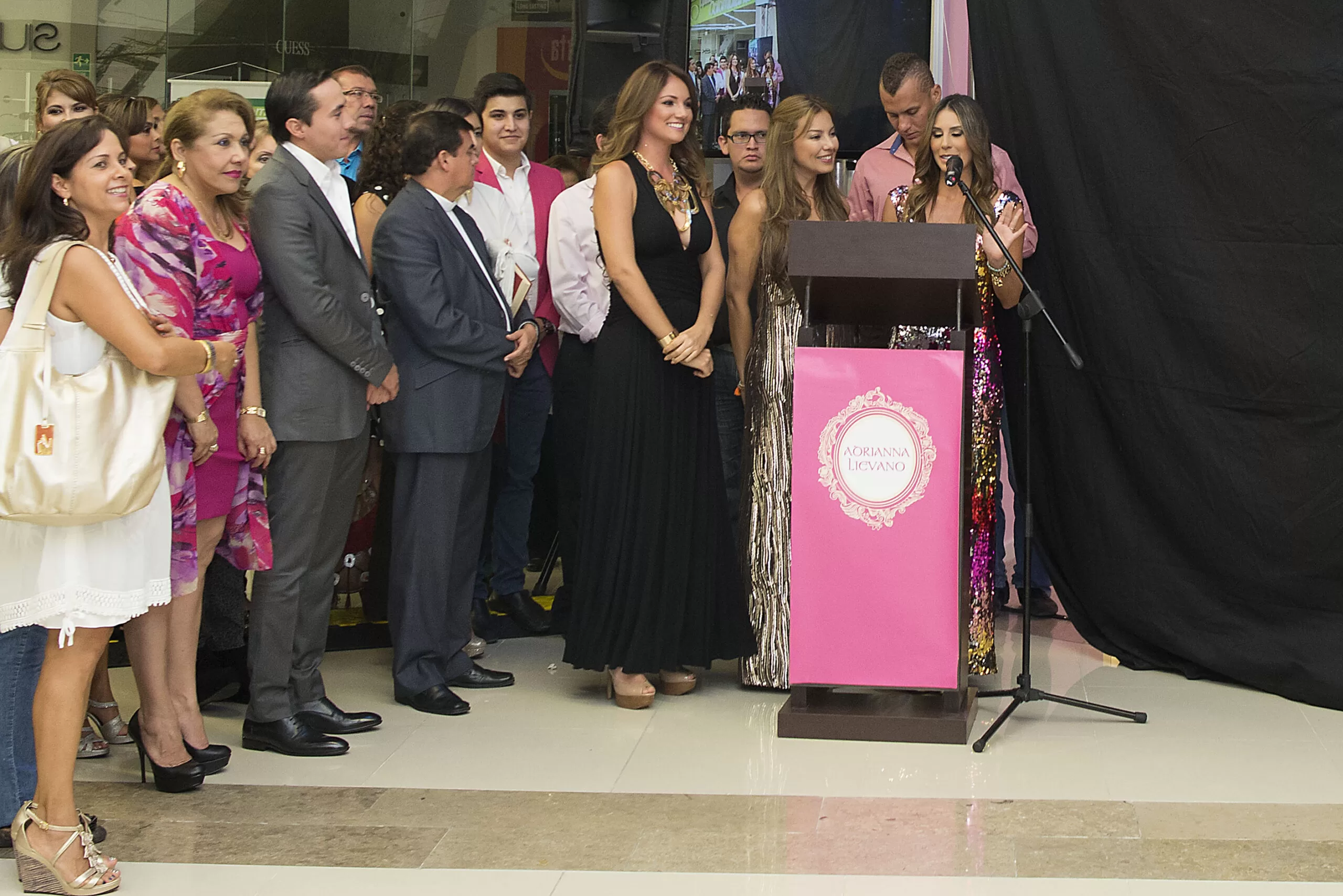 Invitados y socias frente al atril rosa en la inauguración de la tienda Adriana Liévano en Parque Caracolí