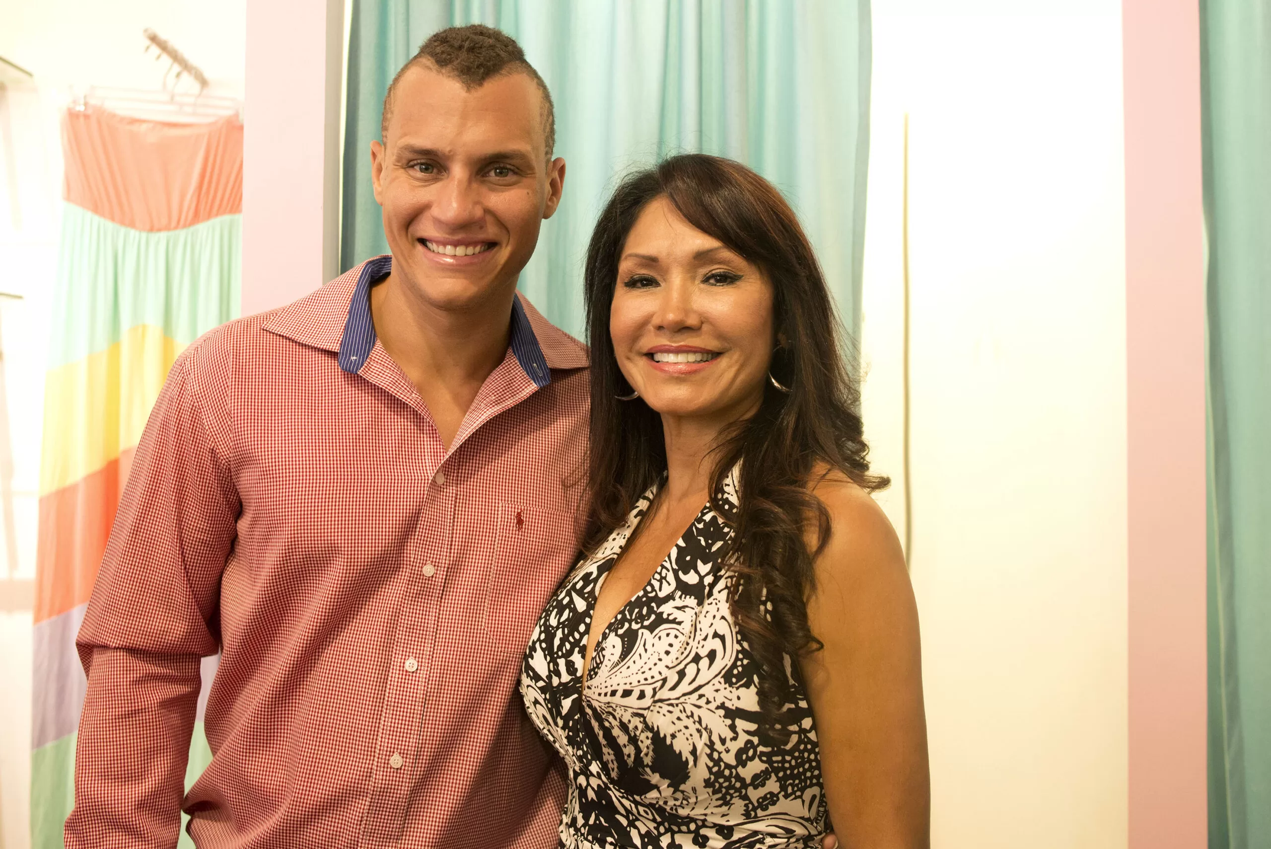 Martín Suárez posa con una invitada en la tienda Adriana Liévano durante la inauguración