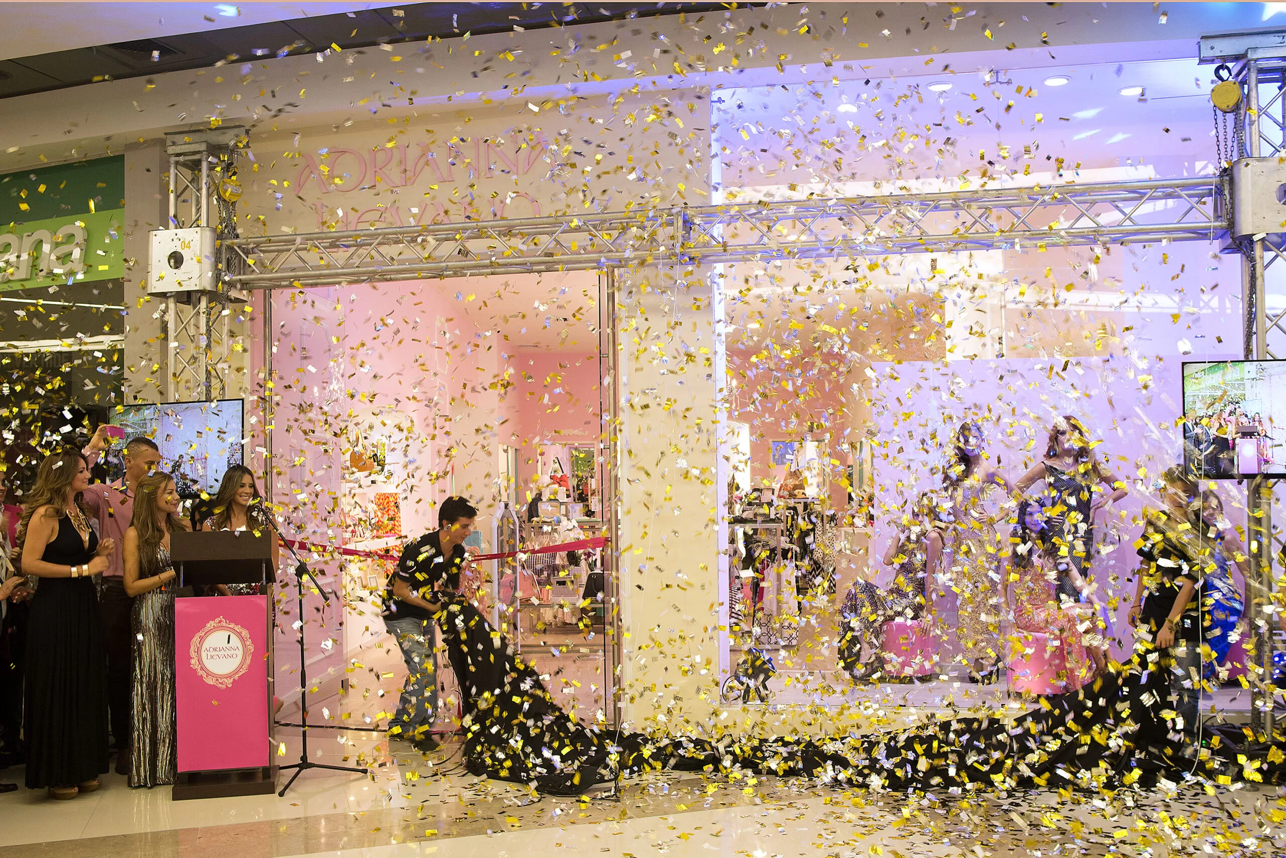 Lluvia de confeti dorado en el corte de la cinta de la tienda Adriana Liévano en Parque Caracolí