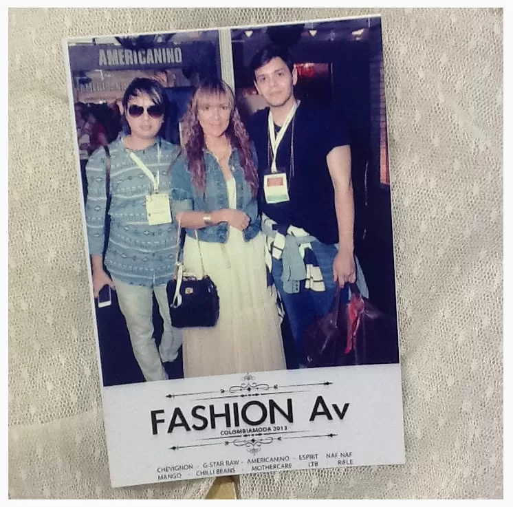 Fotografía instantánea de tres asistentes en el stand de Americanino en Fashion Avenue, Colombiamoda 2013