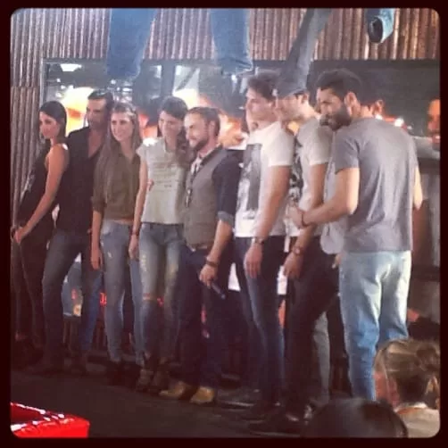 Modelos con jeans y camisetas posan en la fiesta de lanzamiento del libro Denim Project de Chevignon, Colombiamoda 2013