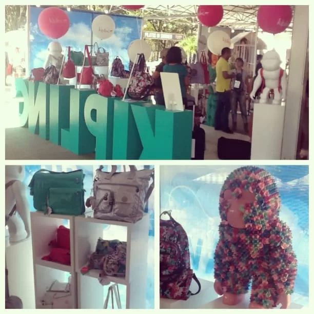 Collage del stand de Kipling en Colombiamoda 2013 con bolsos de colores y el mono de peluche de la marca