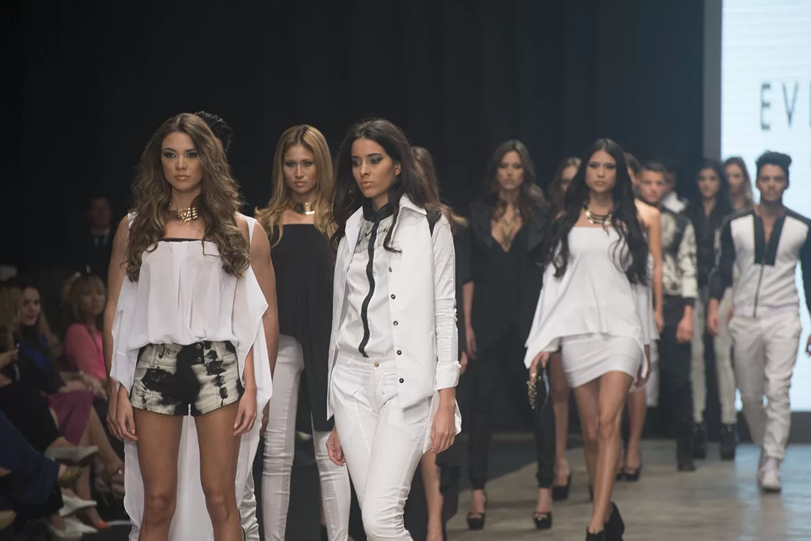Modelos de Ever Gaviria con looks en blanco y negro desfilan en fila en el SFW 2013