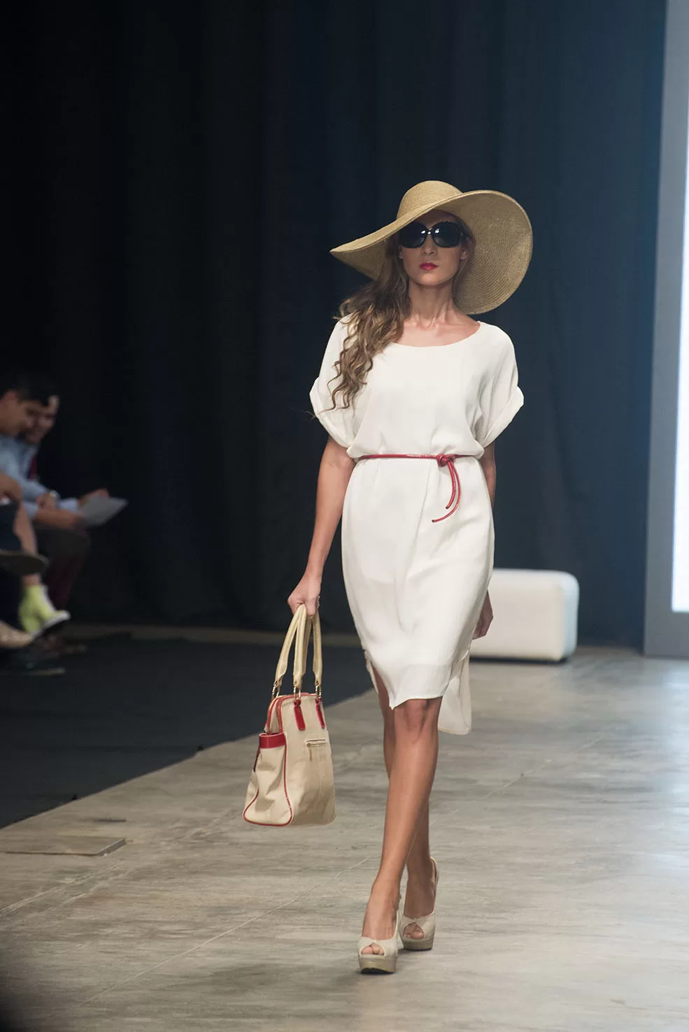 Modelo con pamela, vestido blanco y bolso beige de Carolina Ochoa en la pasarela del SFW 2013