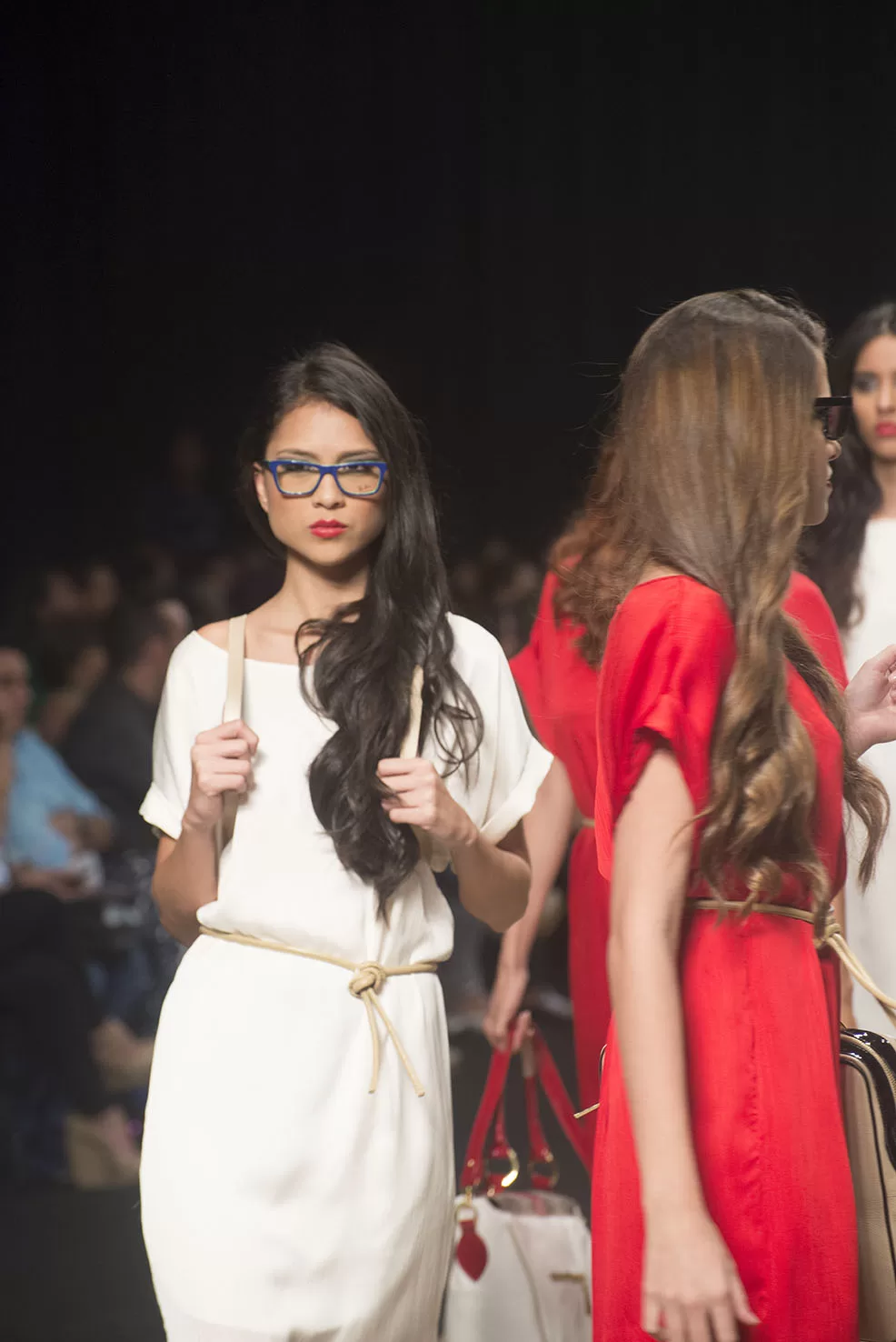Modelos con vestidos blanco y rojo y bolsos de Carolina Ochoa desfilan en el SFW 2013