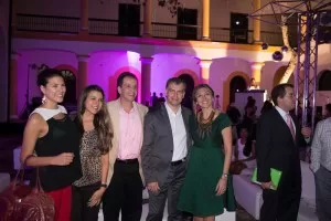 Invitados posan en el patio del Centro Cultural del Oriente iluminado en morado durante el lanzamiento del SFW 2013