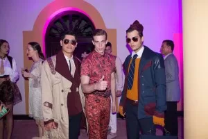 Tres modelos masculinos con gabardina, camisa estampada y corbata posan en el lanzamiento del SFW 2013