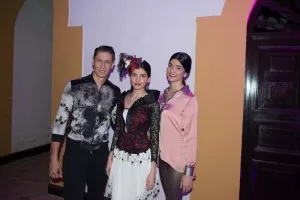 Modelos con camisa estampada, vestido floral y blusa rosa posan en el Centro Cultural del Oriente, lanzamiento SFW 2013