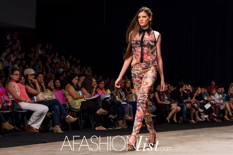 Modelo con enterizo estampado multicolor y lazo negro de Vásquez & García en la pasarela del SFW 2013