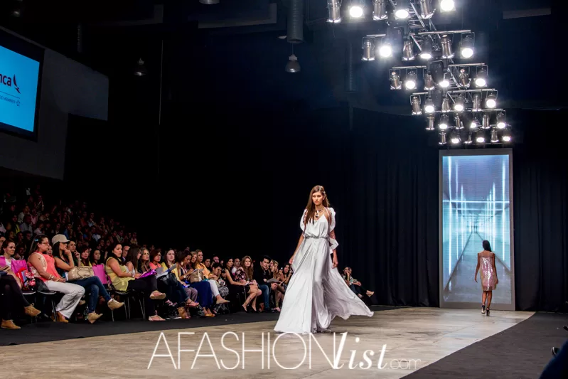 Vista de la pasarela del SFW 2013 con una modelo de vestido blanco de Vásquez & García bajo las luces de Cenfer