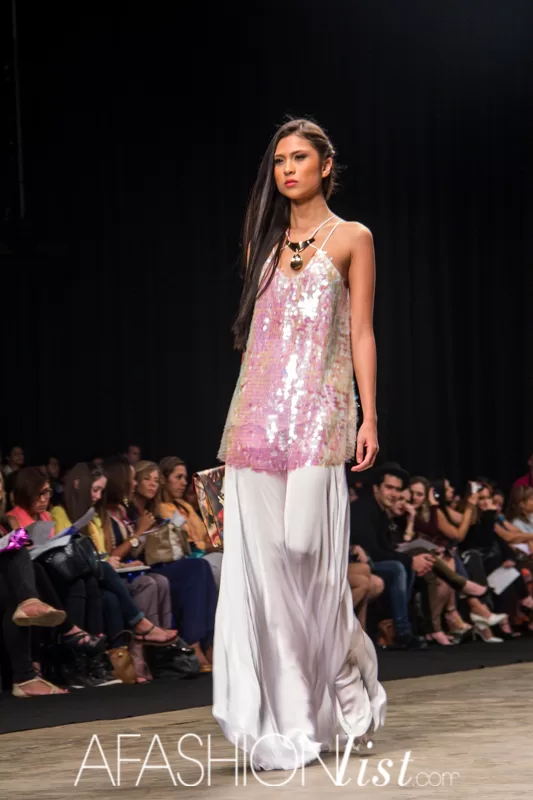 Modelo con top de lentejuelas rosa y pantalón blanco amplio de Vásquez & García en la pasarela del SFW 2013
