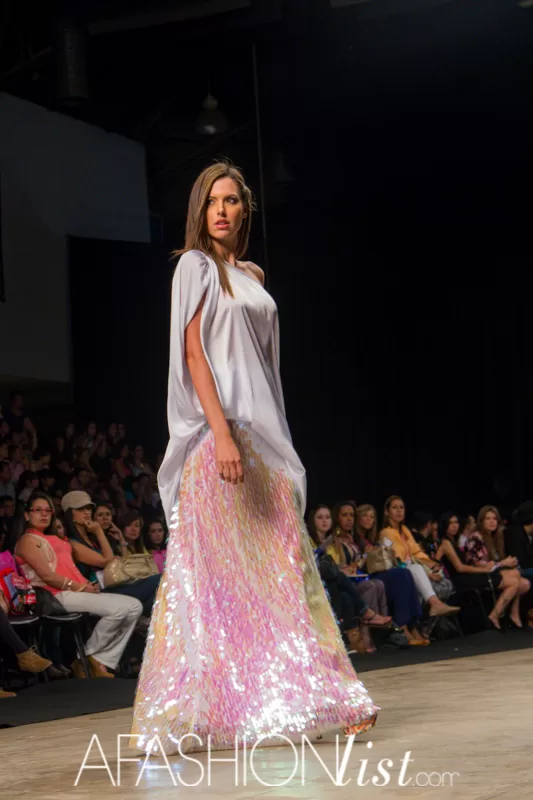 Modelo con blusa blanca y falda larga de lentejuelas tornasol de Vásquez & García en el SFW 2013