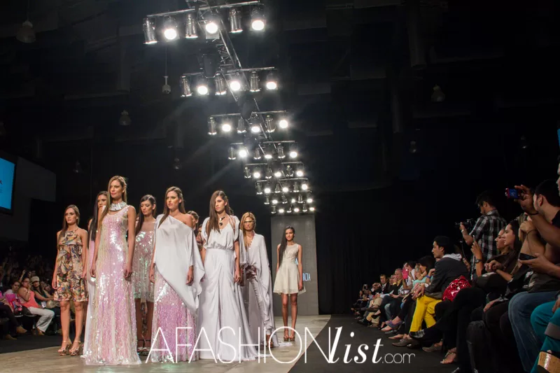 Fila de modelos de Vásquez & García con lentejuelas y blancos al cierre de su pasarela en el SFW 2013