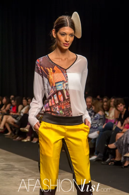 Modelo con blusa estampada con la ciudad de Nueva York y pantalón amarillo de Urbano Project en el SFW 2013