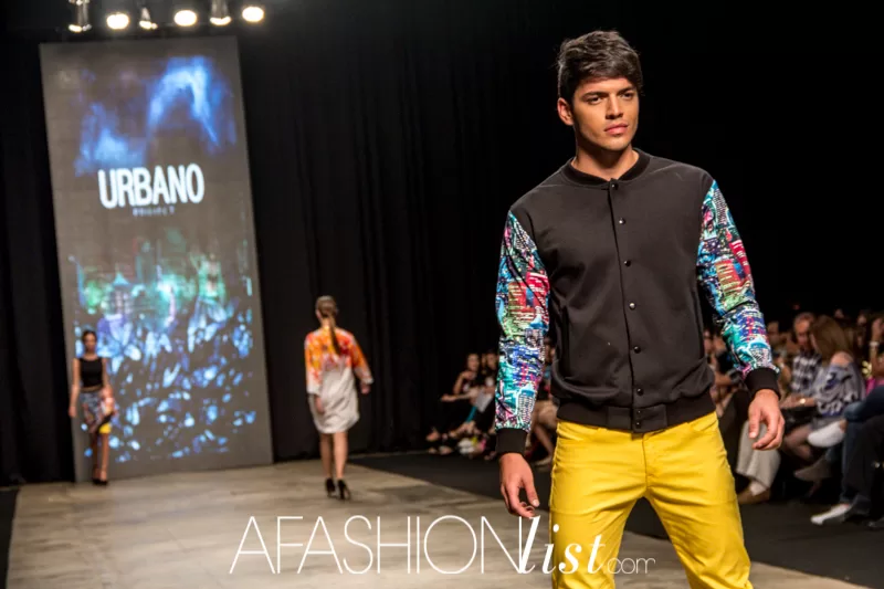 Modelo masculino con chaqueta negra de mangas estampadas y pantalón amarillo de Urbano Project en el SFW 2013