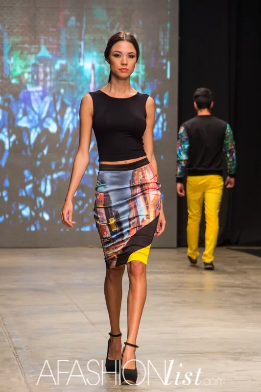 Modelo con top negro y falda lápiz estampada con paisaje urbano de Urbano Project en el SFW 2013