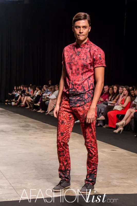 Modelo masculino con camiseta y pantalón con estampado rojo de Urbano Project en la pasarela del SFW 2013