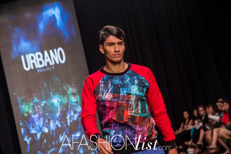 Modelo masculino con sudadera roja con estampado de fotografías de Urbano Project frente a la pantalla, SFW 2013