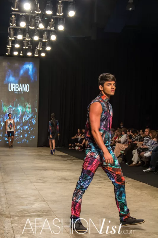 Modelo masculino con camisilla y pantalón con estampado de galaxia de Urbano Project en la pasarela del SFW 2013