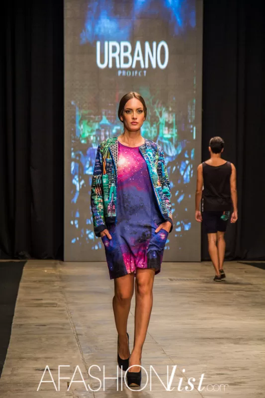 Modelo con chaqueta estampada y vestido con galaxia morada de Urbano Project en la pasarela del SFW 2013