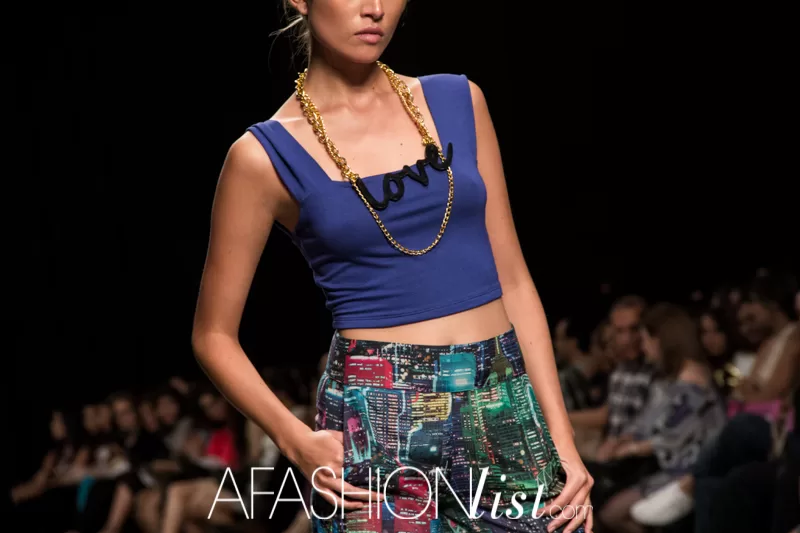 Detalle de crop top azul con collar Love y falda estampada con paisaje urbano de Urbano Project, SFW 2013