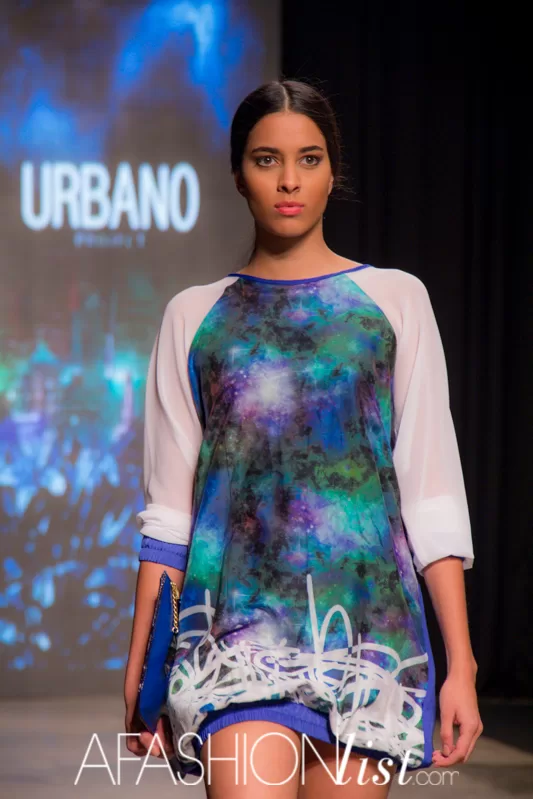 Modelo con blusa de mangas blancas y estampado de galaxia azul de Urbano Project frente a la pantalla de la marca