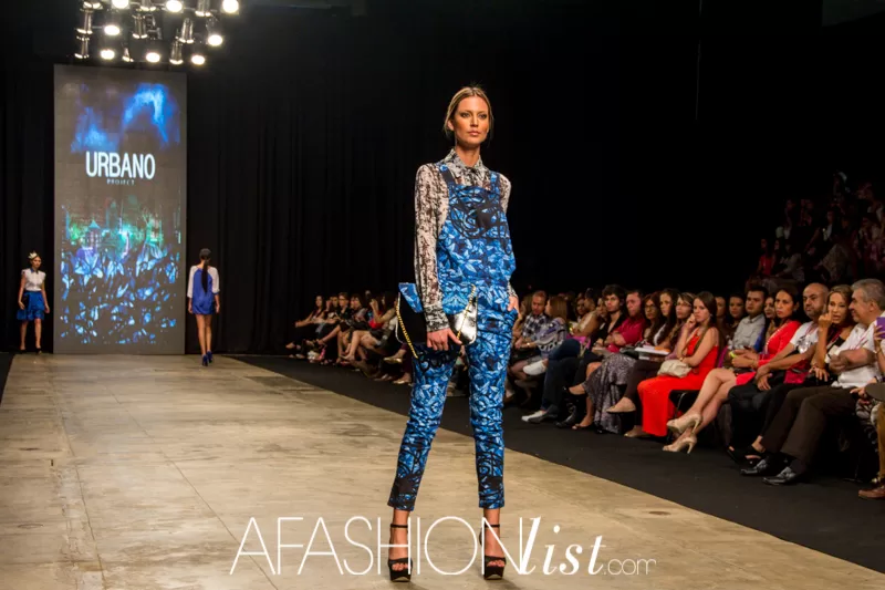 Modelo con enterizo azul estampado de Urbano Project en la pasarela del SFW 2013 frente a la pantalla de la marca